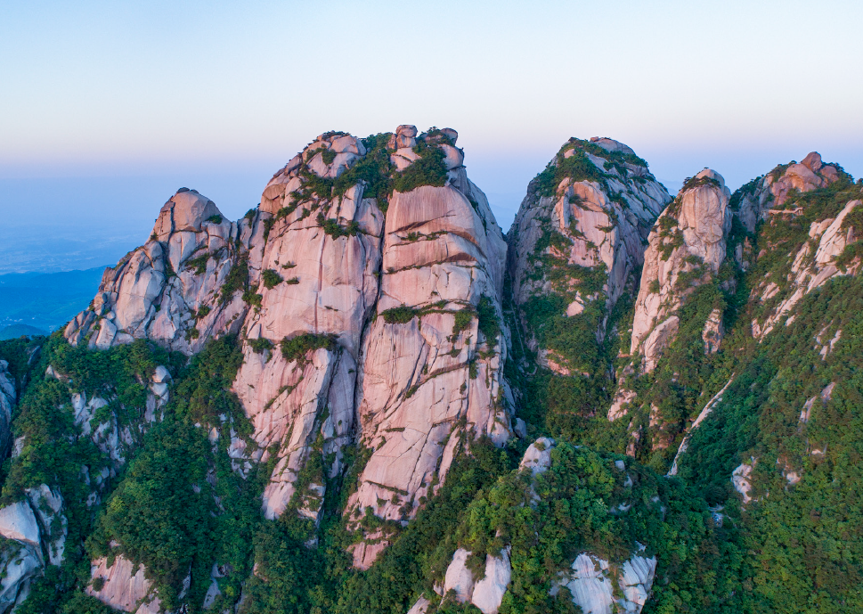 Tianshi Peak: stands at an elevation of 1,186 meters. Its summit is crowned by a colossal rock formation resembling a majestic