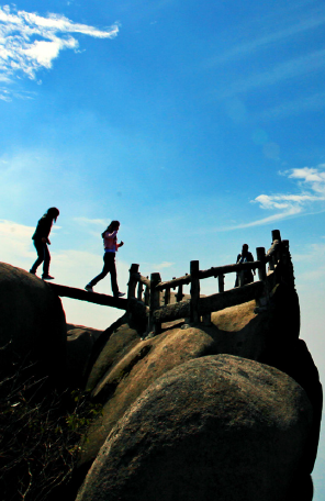 Tianchi Peak · Duxian Bridge: Slightly higher than Flying-from-afar Peak, Tianchi Peak stands at an altitude of 1,426 meters, making it the second-highest summit of Tianzhushan.