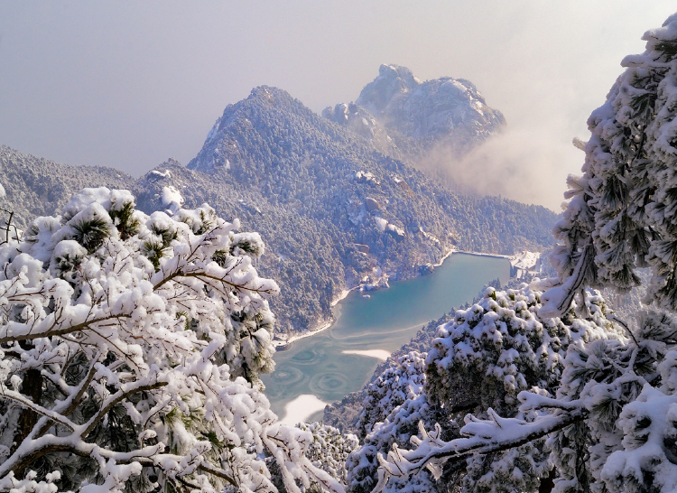 Alchemy Lake: owes its name to Zuo Ci, the legendary founder of alchemy during the Eastern Han Dynasty, who chose this serene site to practice Taoism and refine elixirs of immortality.