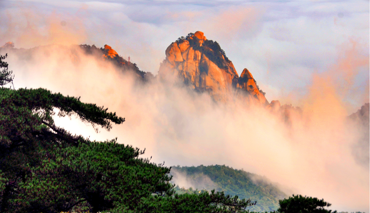 Yingzhen Peak: standing at an elevation of 1,109 meters, is a classic conical peak. Its summit is characterized by artfully scattered rock formations that interlock to create a series of enchanting natural caverns.