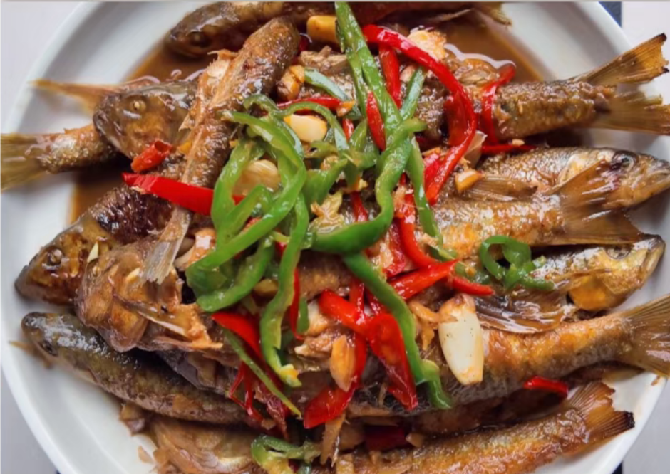 Braised Assorted Small Fish: Crispy, spicy, and bursting with river-fresh flavor