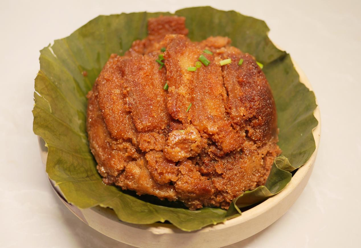 Steamed Pork with Rice Flour Wrapped in Lotus Leaf