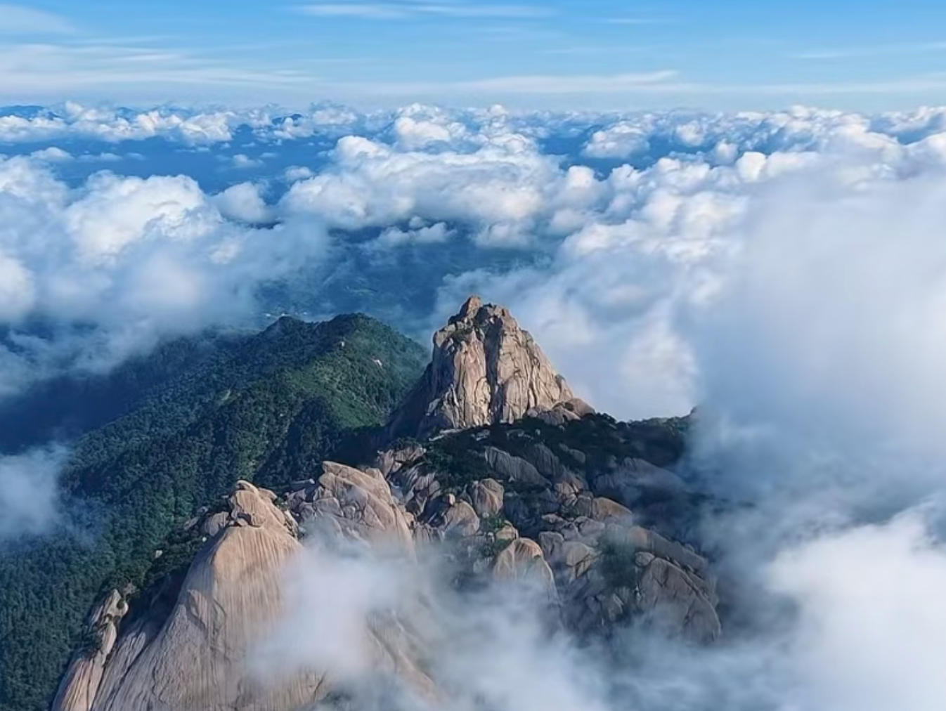 After the Rain, Clouds Part to Reveal a Wonder — Tianzhushan Welcomes a Spectacular Sea of Clouds and Buddha Light