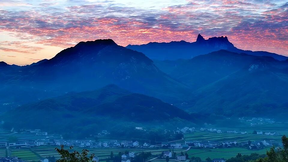 Cloud-Brocade Tianzhu, Peaks Brushing the Rosy Sky