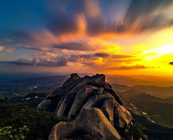 Towering Peaks Piercing the Clouds, a Sea of Clouds Concealing Hidden Beauty — Come Away on a Journey into the Mountains