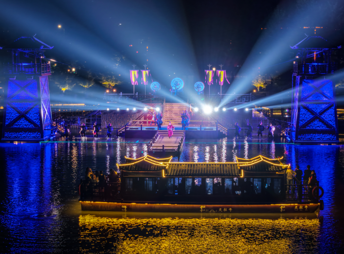 Boating on Xuehu, Entering a Dream Across a Thousand Years