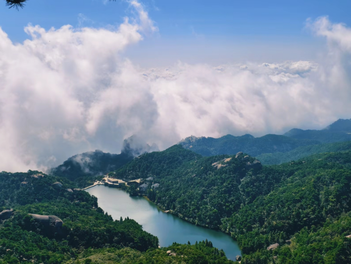 Clear Skies, Crisp Air — A Date with Tianzhushan to Let Your Mind Wander This Autumn
